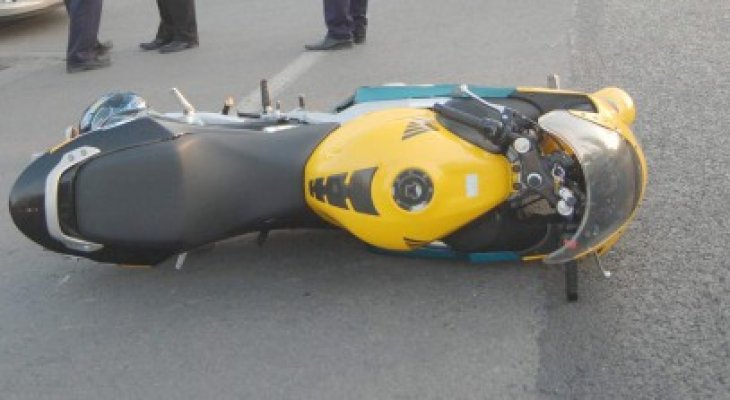 A intrat cu motocicleta în două autoturisme parcate